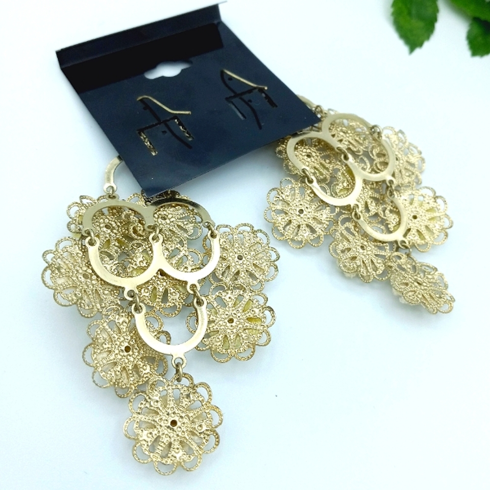 Daisy Chandelier Earrings Crochet Flowers Gold Tone Filigree Crystal Detail NWT - Picture 4 of 4